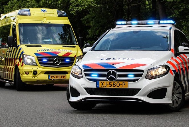 Forse schade na botsing tussen bestelbus en auto in Alphen aan den Rijn