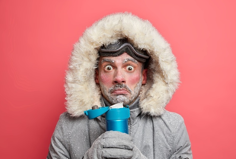 foto-van-geschokt-beschaamd-man-beeft-van-kou-besteedt-veel-tijd-buiten-tijdens-ijzig-weer-dranken-hete-thee-houdt-thermosfles-draagt-outfit-voor-wintersport-2.jpg