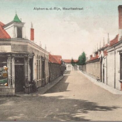 Alphen-a.-d.-Rijn, Mauritsstraat 
Gezicht op de Mauritsstraat, opname gemaakt vanaf de Em