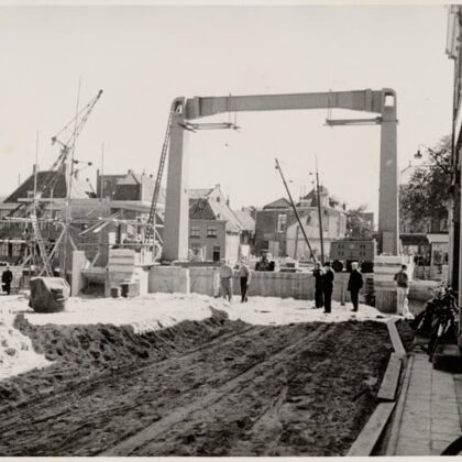Bouw van de huidige Alphense brug de brug werd in 1955 in gebruik genomen.