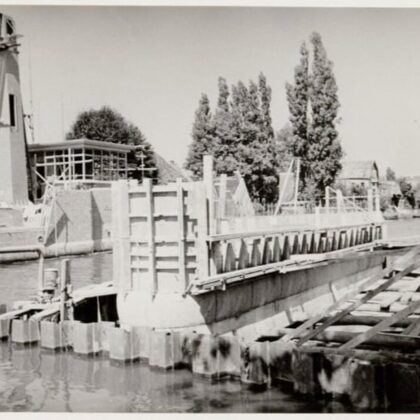 Bouw van de huidige Alphense brug de brug werd in 1955 in gebruik genomen.