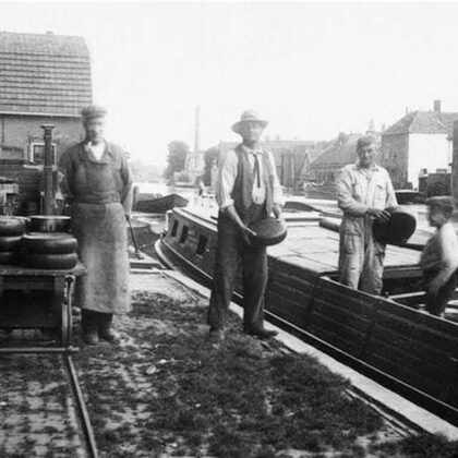 kaaspakhuis Prins Hendrikstraat hier wordt de kaas in de boot geladen.