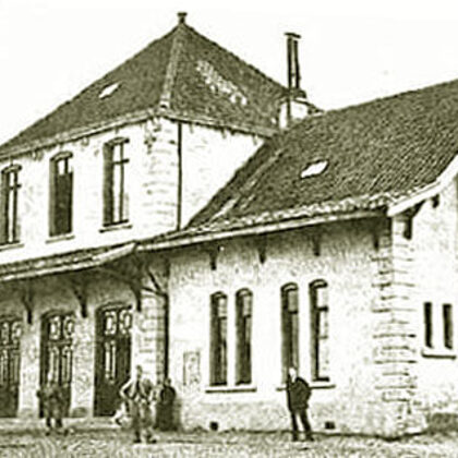 Dit is waarschijnlijk de oudste foto van het stationsgebouw. Het werd rond 1885 genomen. D