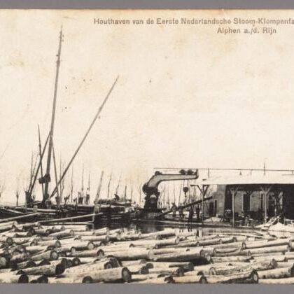 Houthaven van de Eerste Nederlandsche Stoom-Klompenfabriek Alphen a./d. Rijn
Beschrijving
