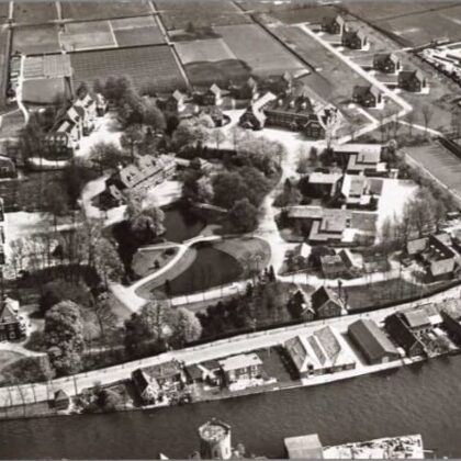 Martha Stichting - Alphen a/d. Rijn
Beschrijving: 
Vogelvlucht vanuit het westen, met ge