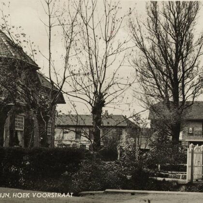 Alphen aan de Rijn, hoek Voorstraat
Beschrijving: 
Wilhelminalaan (voorheen Wilhelminast