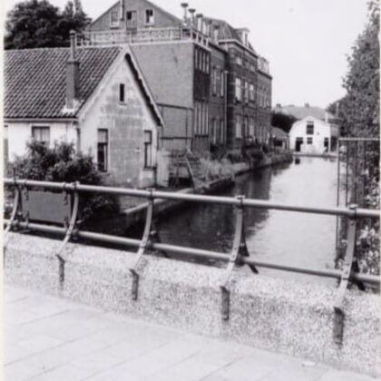 Julianastraat,
Gezicht vanaf de Postbrug op het Omleidingskanaal van Alphen.