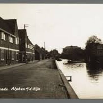 Aarkade gezien in de richting van de Oude Rijn. Rechts, over het water, de Nutshuishoudsch