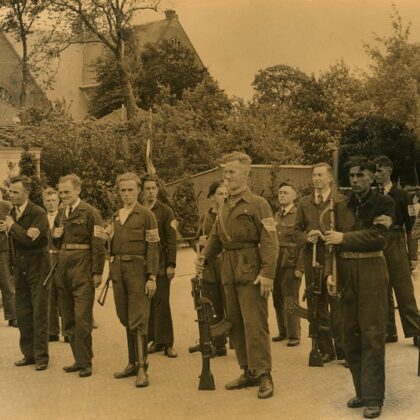 Aantreding Binnenlandse strijdkrachten in 1945 op de achtergrond ziet u nog een deel van d