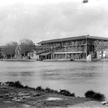 Gezicht op de noordoever van de Oude Rijn (Raadhuisstraat) met de Stoombriquettenfabriek v