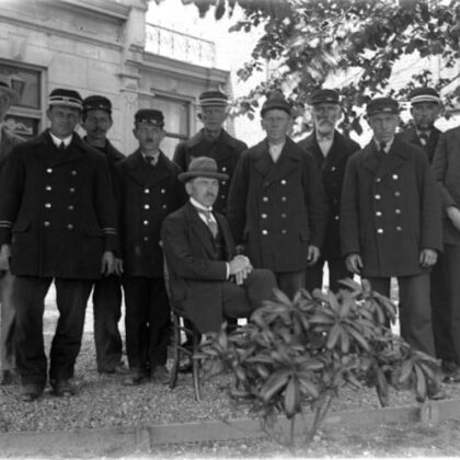Foto met toenmalig districtshoofd J.H.A. Manders (zittend) en het personeel van het provin