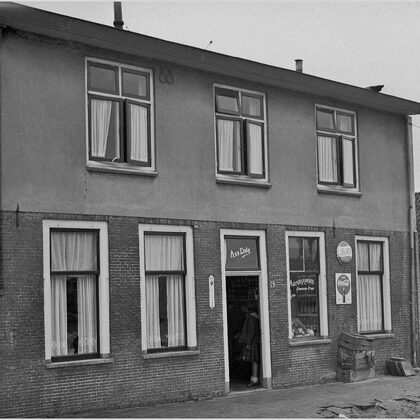 Groenteboer v.d. Ende van de 's Molenaarsbuurt.
met dank aan deze foto's P. v.d. Ende.
