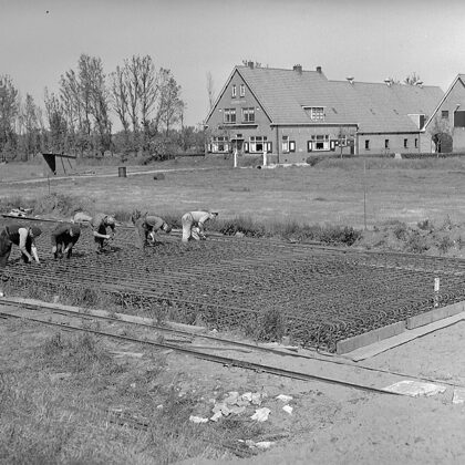 Aanleg van de weg op palen tussen Boskoop en Alphen aan den Rijn, in opdracht van de provi