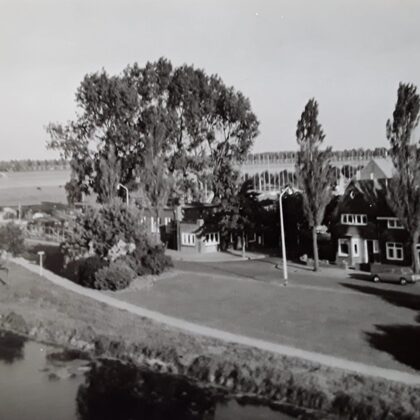 Aarkade in midden van de foto de inrit van de Rozenstraat en links daarvan het noodslachth