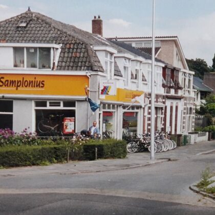 Bike center samplonius aan de oudshoornseweg de oude bloemhofstraat.