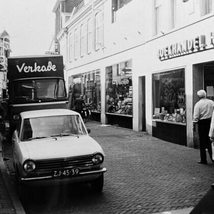 Boekhandel Haasbeek toen nog in de van Mandersloostraat foto is van 1975.