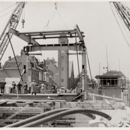 Bouw van de huidige Alphense brug de brug werd in 1955 in gebruik genomen.