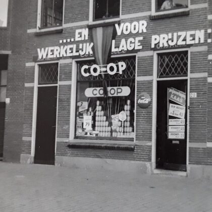 Coop-winkel in de Hooftstraat 29 jaar 1956.