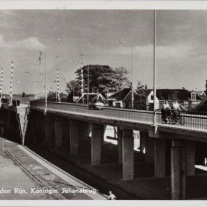 De Julianabrug over de Oude Rijn aan de Willem de Zwijgerlaan.
