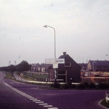 De Oranje Nassausingel omstreeks 1970 en de woningen in de verte ,die langs de sloot staan
