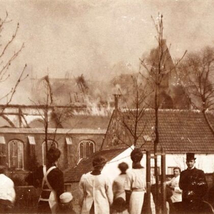 De brandende hervormde kerk van Alphen op 7 april 1916 gezien vanaf de Paradijslaan in noo