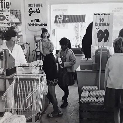 De openingsdag van zijn SPAR-supermarkt aan het Goudenregenplantsoen 1965.
