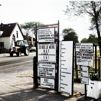 De protestborden van poedel van Dam.