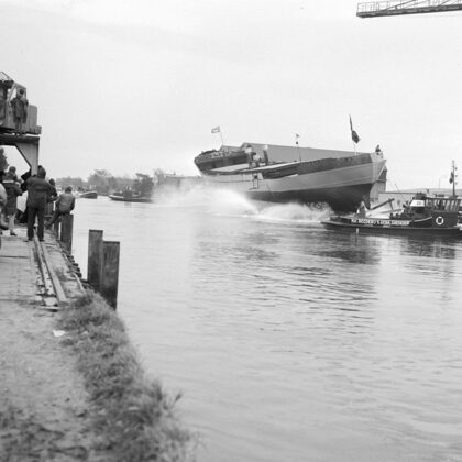 De tewaterlating van een coaster. Een sleepboot van N.V. Reederij vh Gebroeders Goedkoop v