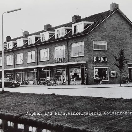 De openingsdag van zijn SPAR-supermarkt aan het Goudenregenplantsoen 1965.