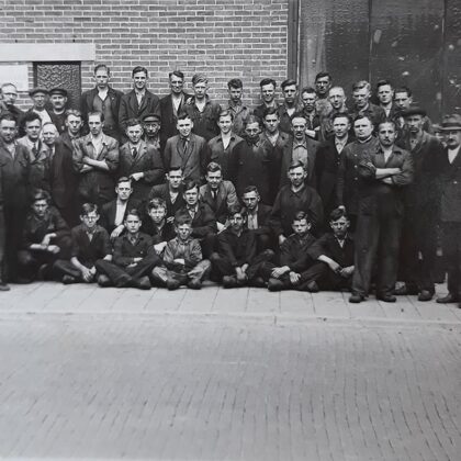 Groepsfoto van de Motorenfabriek de Industrie.