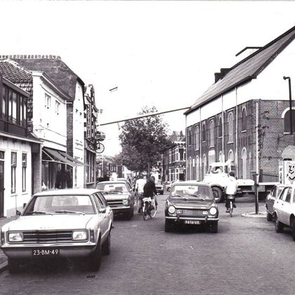 Hooftstraat met rechts op de foto de Leerhoeve en hat pand links op de foto met karrewiele