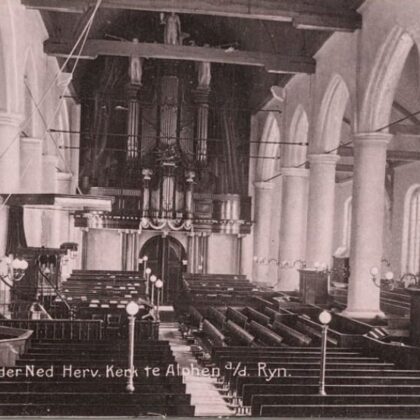 Interieur van de hervormde kerk (de nieuwe Kerk) van Alphen aan de Julianastraat, ca. 1910