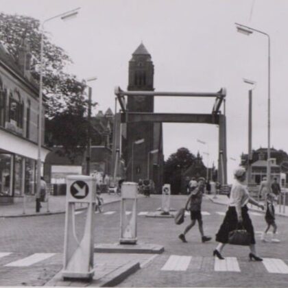 Kruispunt Van Boetzelaarstraat met de Raadhuisstraat en de van Mandersloostraat.