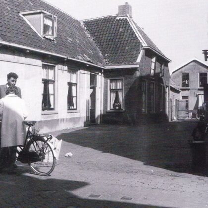 Lemkes met bloem in de van Mandeloostraat bij de poort van boer de Kwaasteniet, let eens o