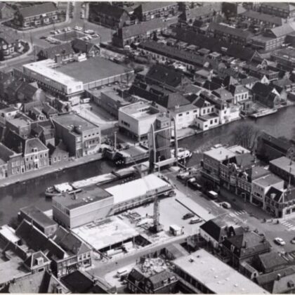 Luchtfoto van het centrum van Alphen aan den Rijn rond de Alphense Brug, circa 1965-1970