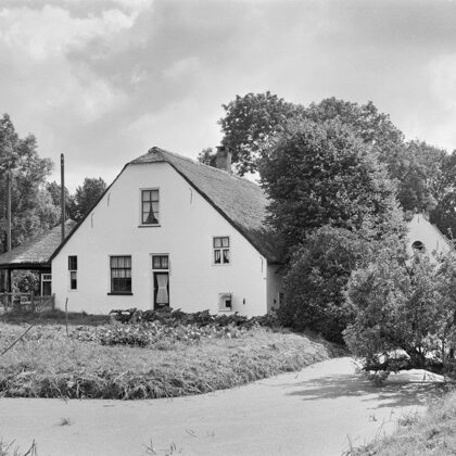 Steekterweg 49
Gepleisterde boerderij, 17e of 18e eeuw, onder rieten wolfdak. Het woonged