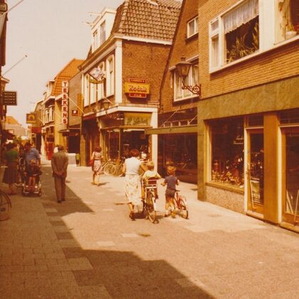 Van Mandersloostraat Met o.a. de winkels van Slagerij Timmers, Fotozaak Laros en Slagerij