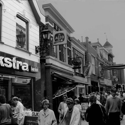 Van Mandersloostraat met o.a.Dijkstra banketbakker.1984.