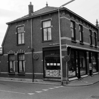 Van Staveren op de hoek Hoofstraat en Groen van Pinksterstraat.