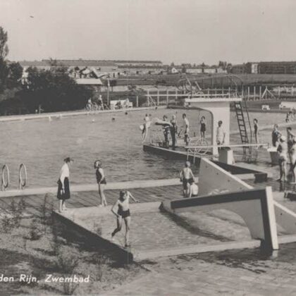 Zwembad de Hoorn met op de achtergrond de portiekwoning van  Louise de Colignystraat later