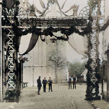 De Brugstraat de versiering is voor de geboorte van Prinses Juliana.