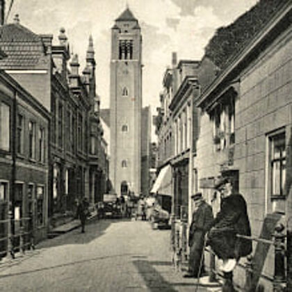 Adventskerk vanuit de Brugstraat 1935.