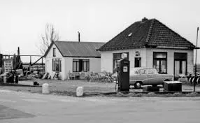 Kofﬁetent van Klaas den Brave bij de kruising van de Herenweg met de Kruisweg.