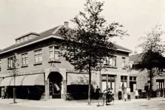 De winkel van D. Raaphorst op de hoek van de Jongkindt Coninckstraat en Raadhuisstraat.