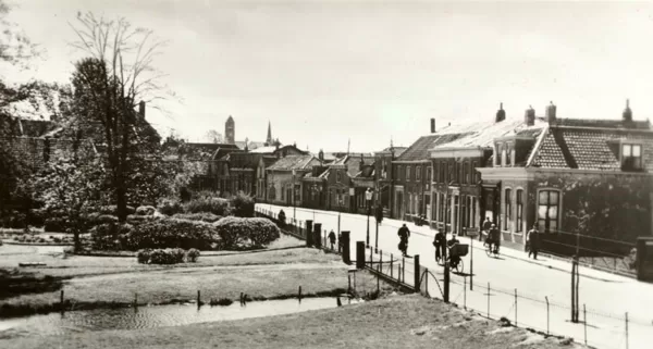 Hooftstraat ter hoogte van de Julianabrug, 1ste huis is nu waar de tapperij zit.
