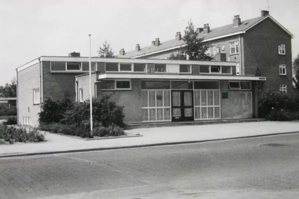 Gebouwtje Onderweg aan de Lijsterlaan en links op de foto ziet u nog een stukje van de kle