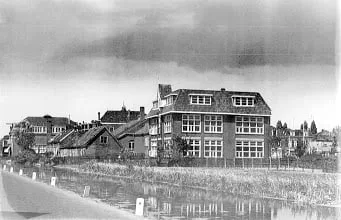 Langs de Aarkade en met de Openbare Thorbecke Mulo-school achter het Nutsgebouw. Anno 1960