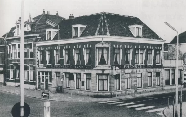 De oude Alphensche Bank in de Schoolstraat, die later onderdeel werd van de ABN en vervolg