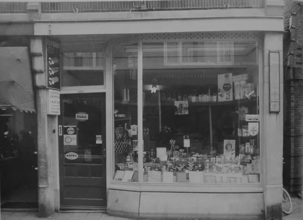 Van Mandersloostraat Drogisterij-Fotohandel H. Laros.