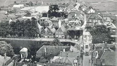Het centrum van Alphen met zicht op de Rijnkade. Rechts bovenin is zelfs het Toussaintplei
